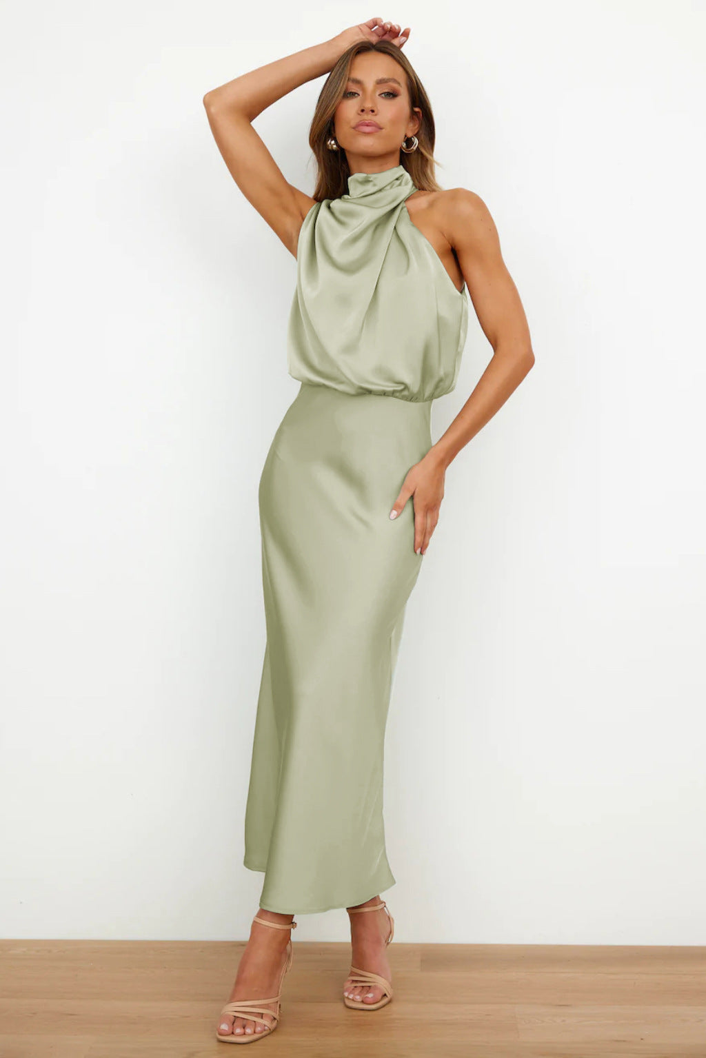 Carla | Vestido largo de satén con cuello halter