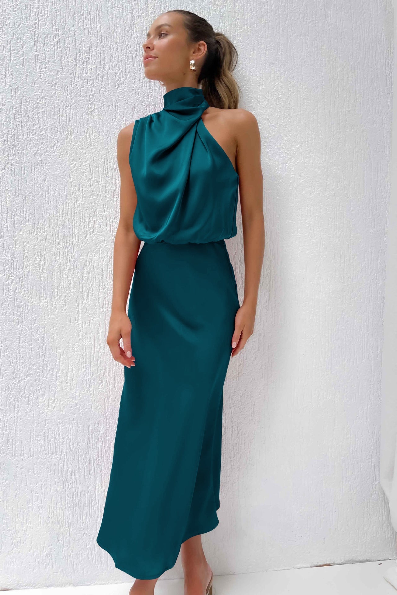 Carla | Vestido largo de satén con cuello halter