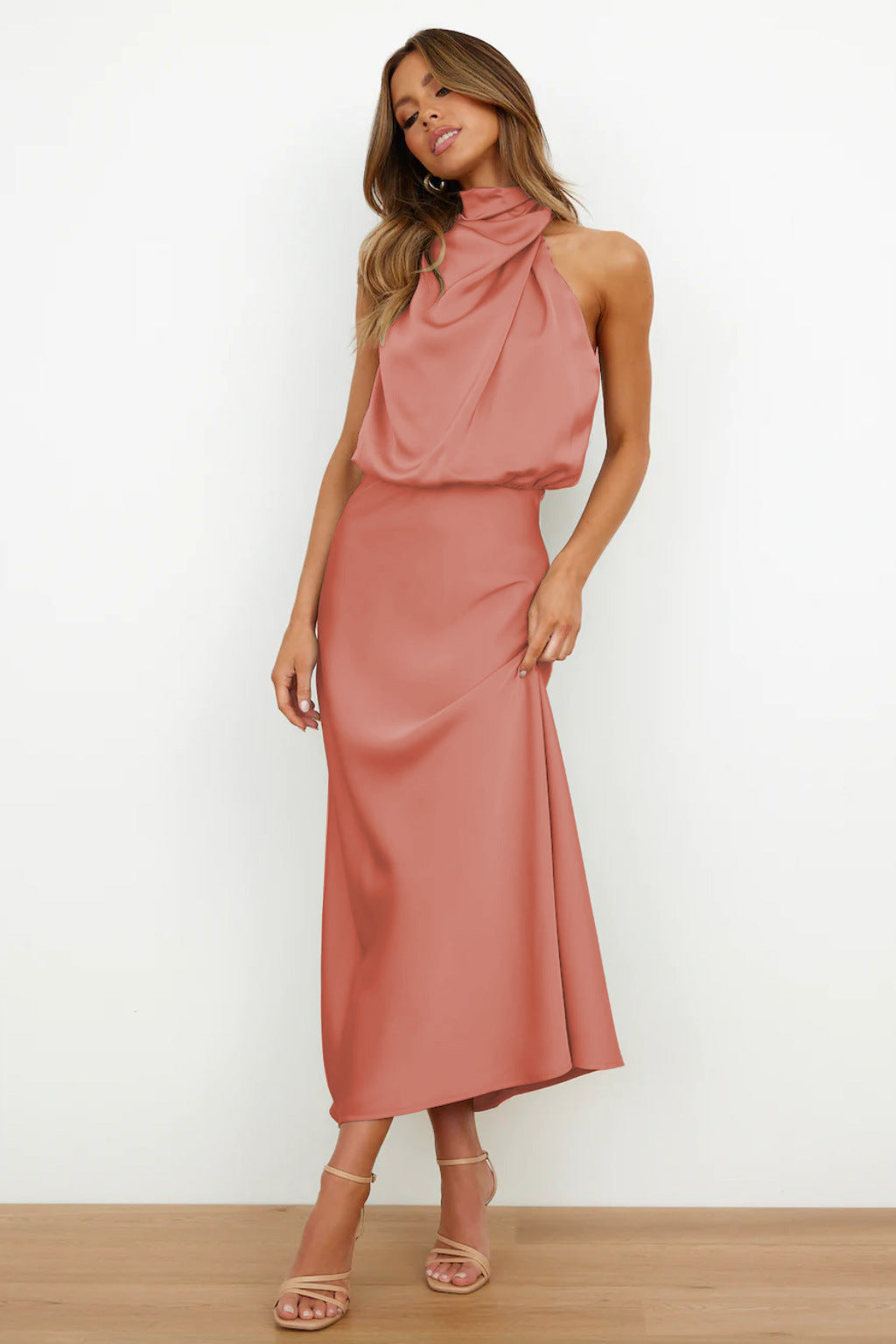 Carla | Vestido largo de satén con cuello halter