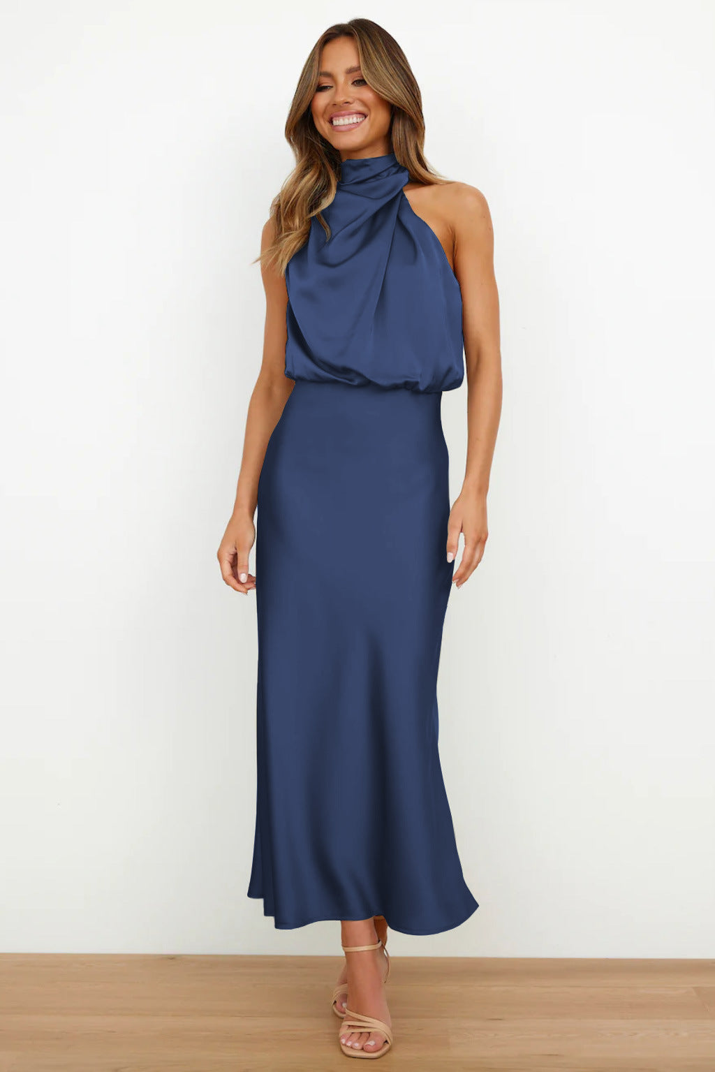 Carla | Vestido largo de satén con cuello halter