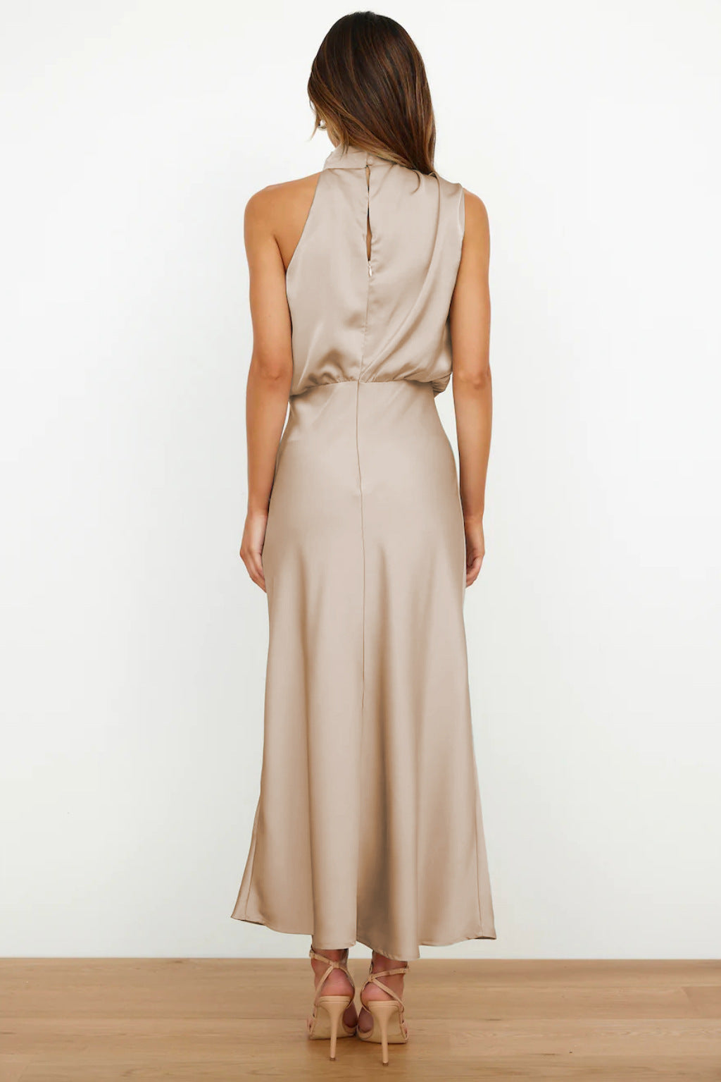 Carla | Vestido largo de satén con cuello halter