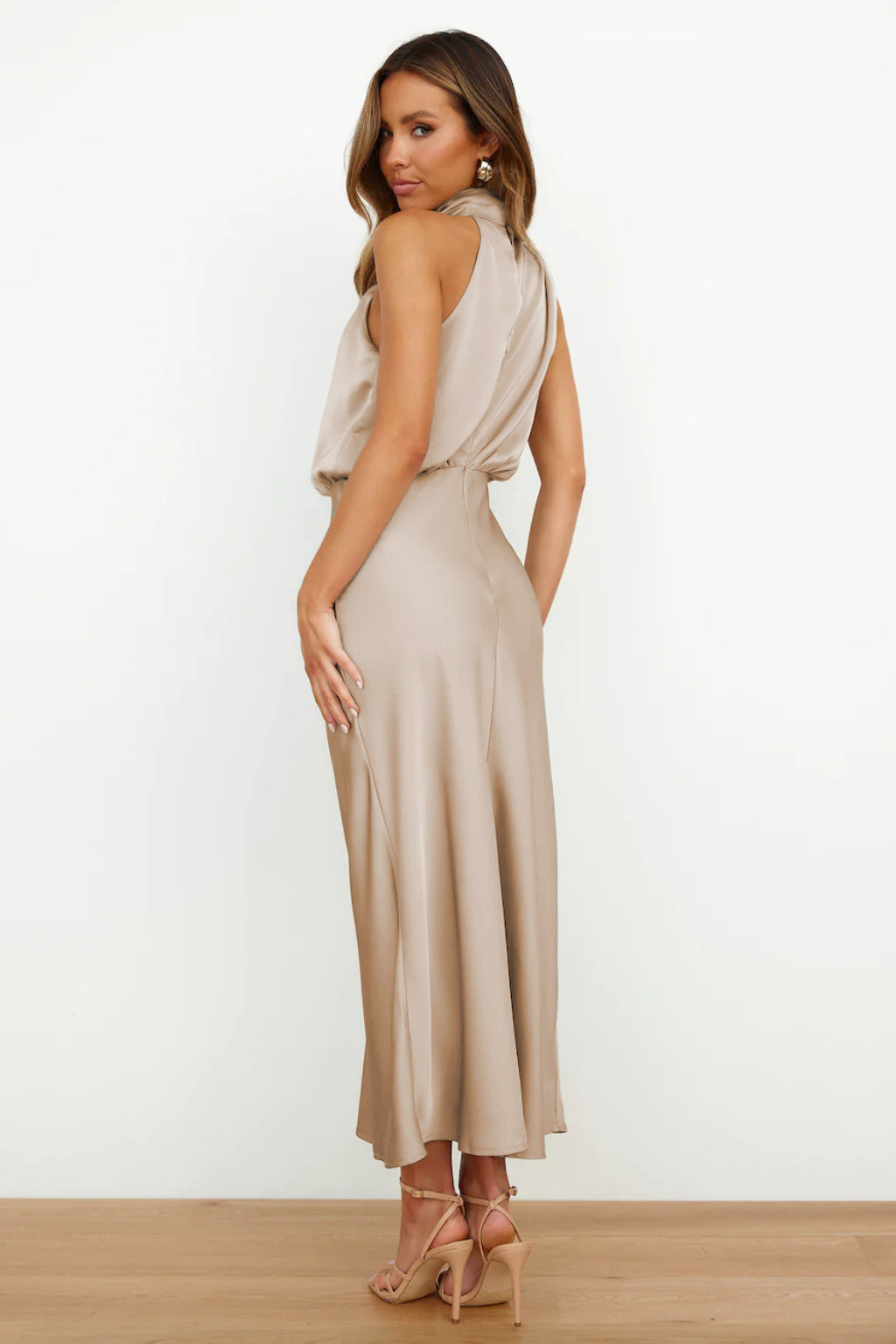 Carla | Vestido largo de satén con cuello halter