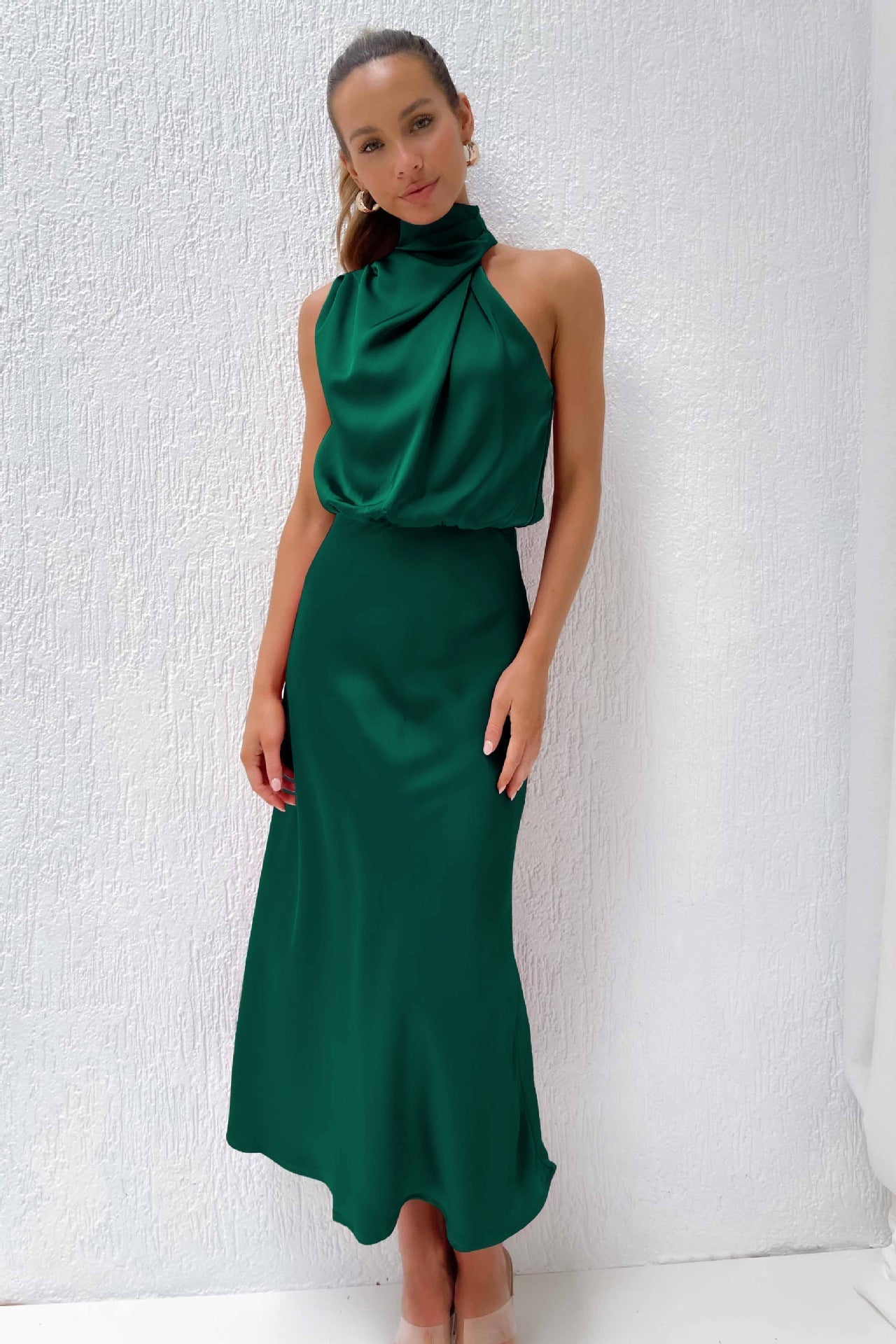Carla | Vestido largo de satén con cuello halter