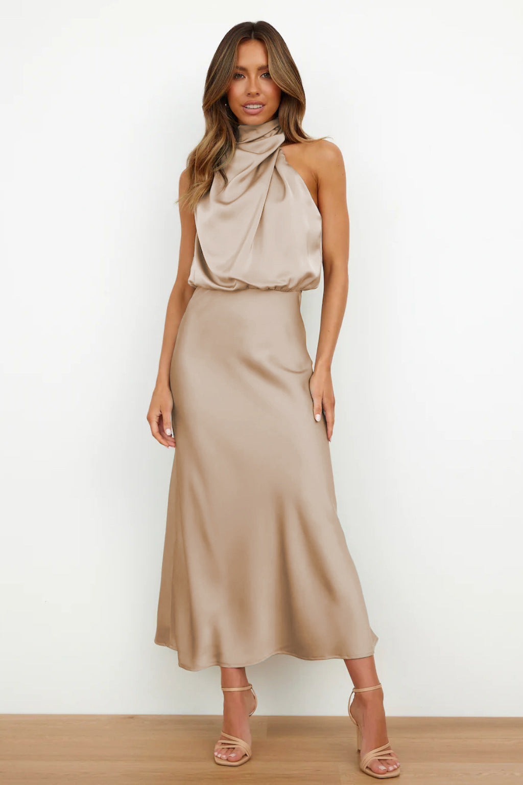 Carla | Vestido largo de satén con cuello halter